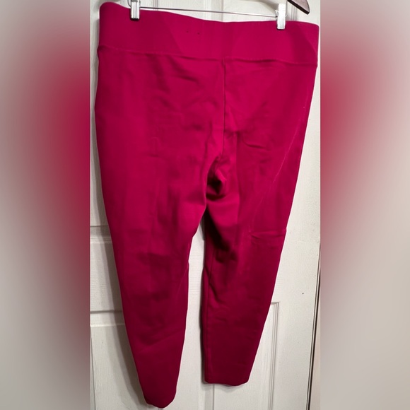 Torrid Size 2 NWOT Fuchsia Cropped Slim Fit Pixie Pants - Picture 8 of 8